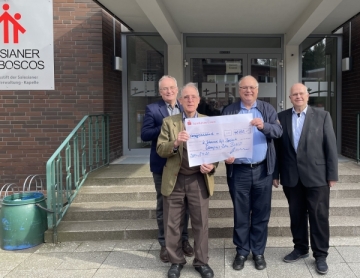 Bei der Scheckübergabe: Schulleiter Lothar Hesse, Einrichtungsleiter Pater Otto Nosbisch, Stifter Dr. Klaus Metzelder und Stiftungsvorstand Arnd Brechmann (von rechts)