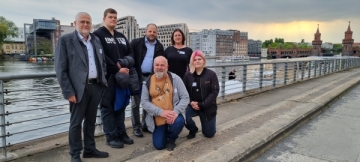 Mehr Partizipation stand im Mittelpunkt der Berlin-Fahrt, an der (von links) Direktor Andreas Halbig, Teilnehmendenvertreter Oliver Hepting, Qualitätsmanagement-Beauftragter Frank Matzer, Vertrauensperson Gerhard Meuser, Bereichsleitung Begleitende Dienste Tanja Glemnitz und Teilnehmendenvertreter Niklas Lopin teilnahmen.