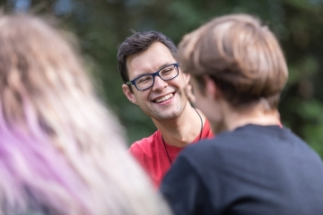 Pater Josua Schwab im Gespärch mit Jugendlichen