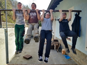 Die Caritas-Don Bosco-Teilnehmer Jan Grasser, Alwin Duschl, Ragnar Frost und Joey Eck (von links) verschönerten über mehrere Monate ihre Außenbereiche. Das Foto entstand kurz vor der Corona-Pandemie.