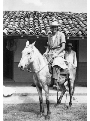 Pater Rudolf Lunkenbein auf einem Pferd