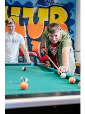 Pater Johannes Kaufmann beim Billardspielen