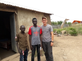 Bruder Lothar Wagner SDB mit Jugendlichen im S&uuml;dsudan