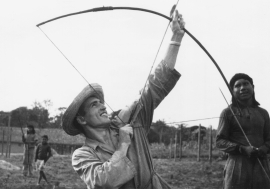 Pater Rudolf Lunkenbein mit Pfeil und Bogen