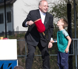 Mitbruder Oswald unterstützte die Benefizlauf-Veranstaltung mit seiner Zaubershow. 