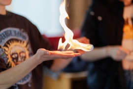 Feuer in der Hand beim Einführungsseminar für Don Bosco Mitarbeitende