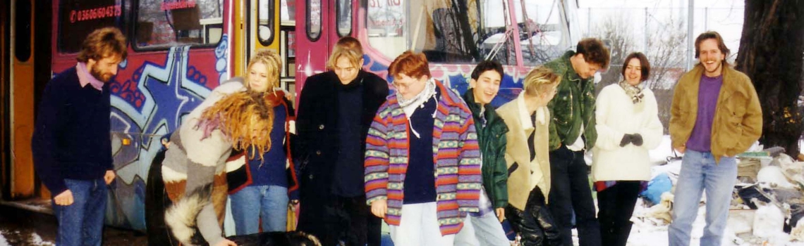 Junge Menschen vor Bus