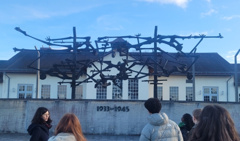 Der Don Bosco Volunteers Ausflug ins KZ bietet den Teilnehmern eine bewegende Erinnerung an die Geschichte und fördert das Bewusstsein für Toleranz und Menschenrechte