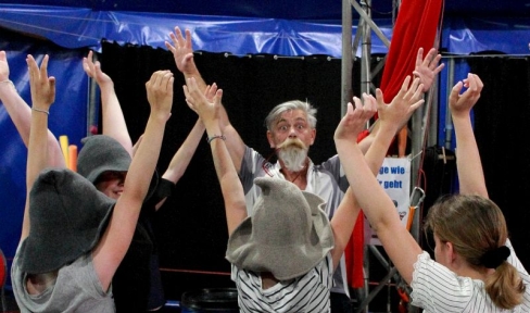 Pantomime Bene S. Schmidt mit Kindern bei einer Gala des Zirkus Giovanni bei Don Bosco in Bamberg 