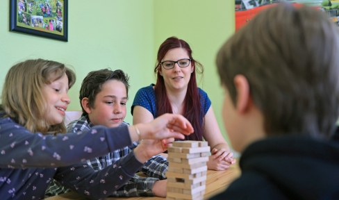 Mit den Spenden des Bonifatiuswerks werden Freizeitangebote und Spiele für die Wohngruppe „Start ins Leben" von Don Bosco Sachsen finanziert.