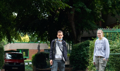 Jugendliche aus dem Projekt Work4You vor dem Don Bosco Jugendclub in Köln
