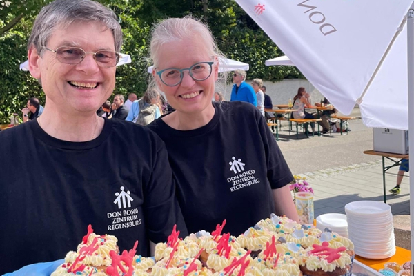 Viele leckere selbst gebackene Kuchen standen für die Gäste bereit - manche sogar ganz im Don Bosco Design
