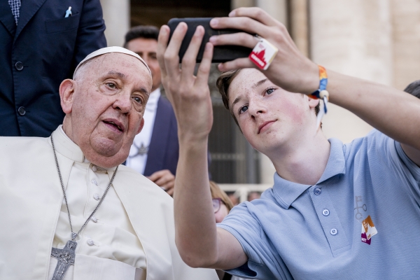 Papst Franziskus begrüßt Ministranten bei der XIII. Internationalen Ministrantenwallfahrt 2024 in Rom.