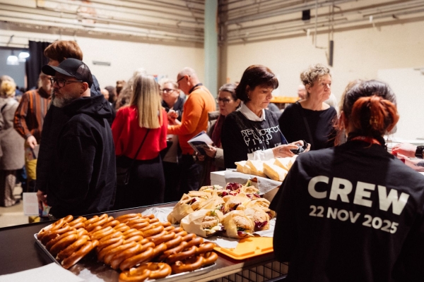 Chemnitz MOVES_Catering von Don Bosco Sachsen im Foyer von die Fabrik Chemnitz vor der Show_Copyright Jakob Anders.jpg