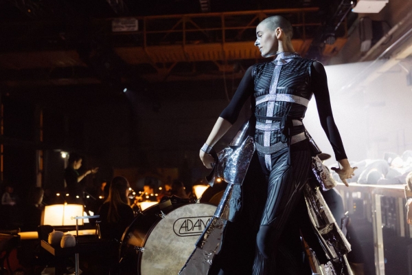 Chemnitz MOVES_T&auml;nzerin und Choreografin Sara Ezzell verk&ouml;rpert K&uuml;nstliche Intelligenz_Copyright Jakob Anders.jpg