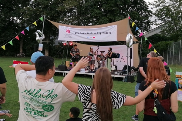 Chillige Festivalatmosphäre mit der Band Holiday