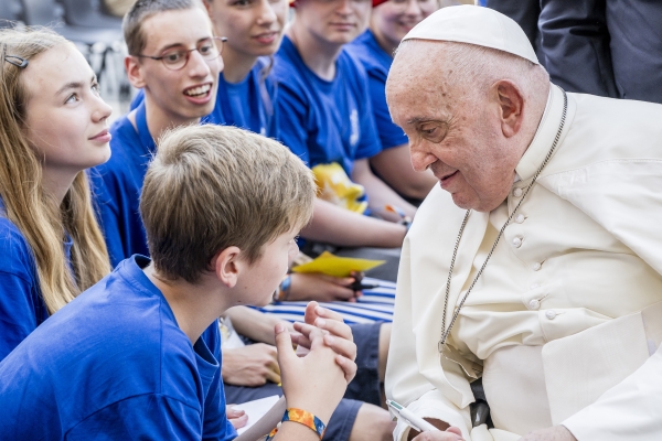 Papst Franziskus begrüßt Ministranten bei der XIII. Internationalen Ministrantenwallfahrt 2024 in Rom.