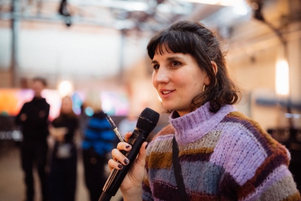 Chemnitz MOVES_Regisseurin Anna Drescher macht letzte Ansagen vor der Show_Copyright Jakob Anders.jpg