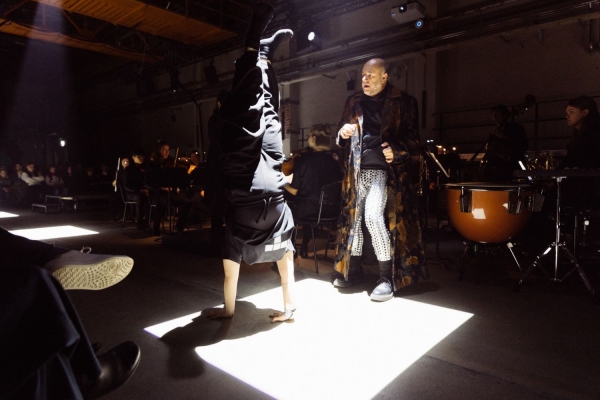 Chemnitz MOVES_Schauspieler Christoph Tomanek als Pygmalion auf der Suche nach Galatea_Copyright Jakob Anders.jpg