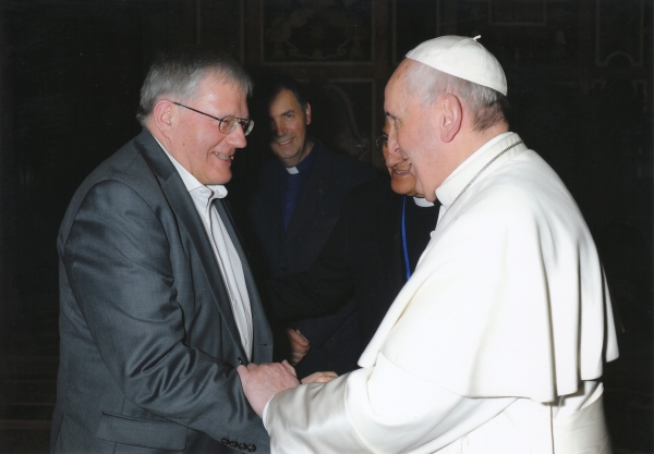 Der ehemalige Provinzial der Salesianer Don Boscos in Deutschland, P. Josef Grünner (links), und Papst Franziskus beim Generalkapitel 2014 in Rom