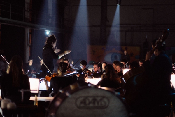 Chemnitz MOVES_Dirigentin Anna-Sophie Br&uuml;ning und die Junge Deutsche Philharmonie_Copyright Jakob Anders.jpg