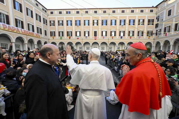 01_Papstbesuch Sacro Cuore_Innenhof_RIS7766.JPG