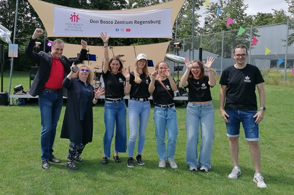 Stadtrat Thomas Burger und Stadträtin Evelyn Kolbe-Stockert gratulierten dem Jugendtreff-Team zum Jubiläum