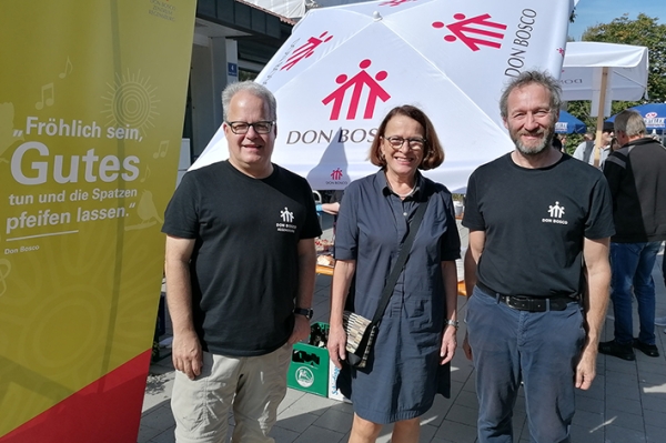 Thomas Zintl, Einrichtungsleiter von Don Bosco Regensburg (r.), und Pater Jörg Widmann SDB (l.), Direktor der Salesianergemeinschaft, konnten auf dem Don Bosco Straßenfest unter anderem Oberbürgermeisterin Gertrud Maltz-Schwarzfischer begrüßen.