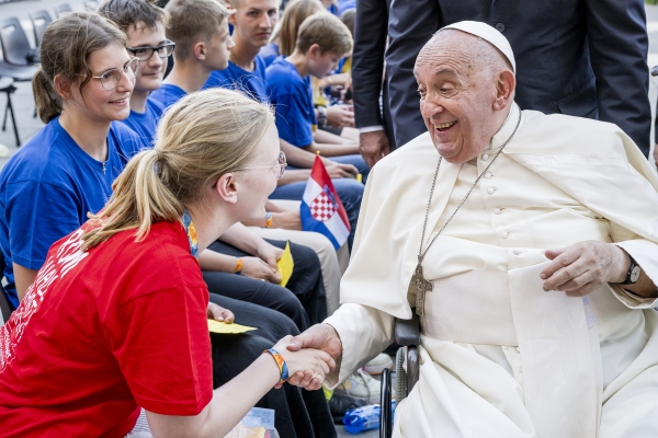 Papst Franziskus begrüßt Ministranten bei der XIII. Internationalen Ministrantenwallfahrt 2024 in Rom.