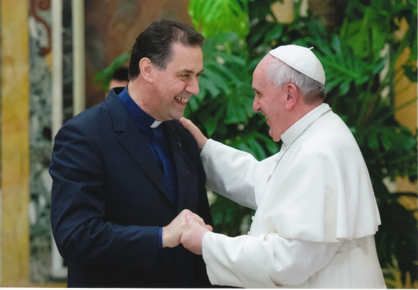 Der ehemalige Generalobere der Salesianer Don Boscos, der heutige Kardinal Ángel Fernández Artime (links), und Papst Franziskus beim Generalkapitel 2014 in Rom