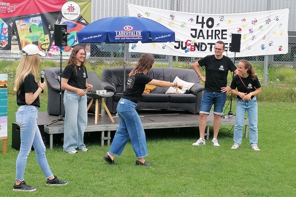 Mit Pantomime erklärte das Team des Jugendtreffs was der Jugendtreff zu bieten hat