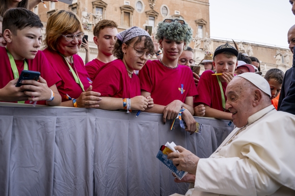 Papst Franziskus begrüßt Ministranten bei der XIII. Internationalen Ministrantenwallfahrt 2024 in Rom.