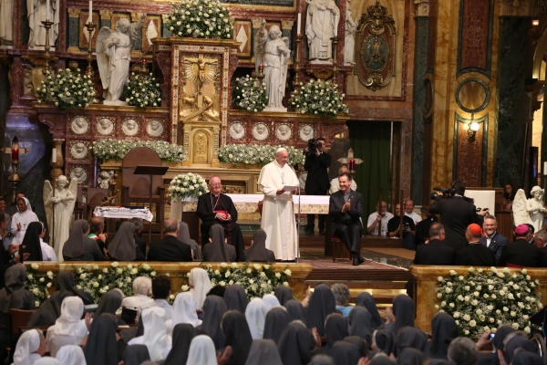 Papst Franziskus beim Besuch der Maria-Hilf-Basilika in Turin-Valdocco im Jahr 2015 anlässlich des 200. Geburtstags Don Boscos