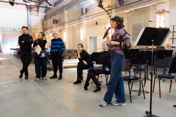 Chemnitz MOVES_Regisseurin Anna Drescher macht letzte Ansagen vor der Show_Copyright Jakob Anders 2.jpg