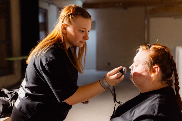 Chemnitz MOVES_Jugendliche schminken sich gegensetig_Copyright Jakob Anders.jpg