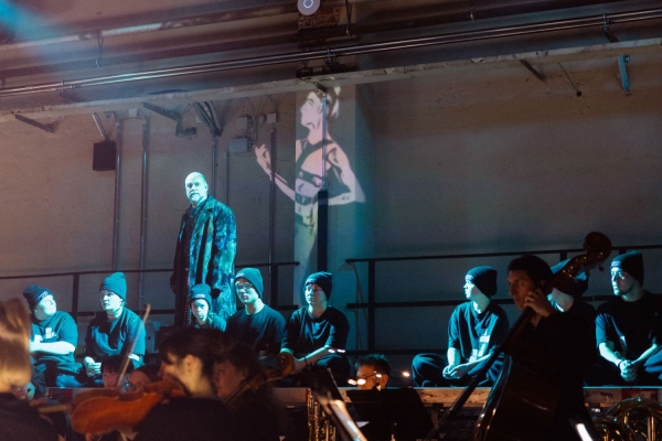 Chemnitz MOVES_Jugendliche von Don Bosco sachsen auf der B&uuml;hne mit Schauspieler Christoph Tomanek_Copyright Jakob Anders.jpg