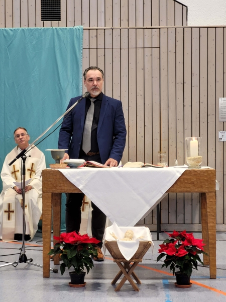 Jochen Lau beim Gottesdienst in der Sporthalle 