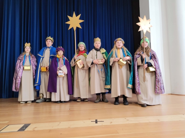 Sternsinger aus dem Pfarrverband Haishausen auf der Bühne