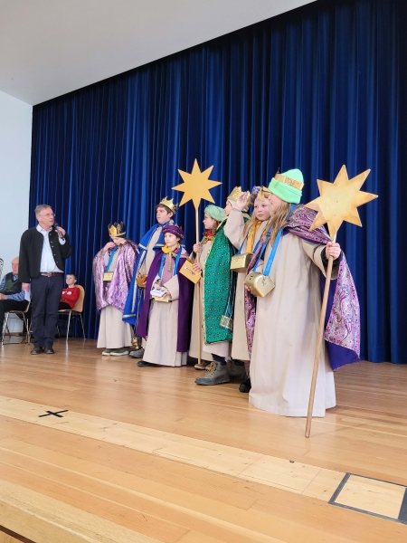 Sternsinger mit Pater Rainer Reitmaier auf der Bühne