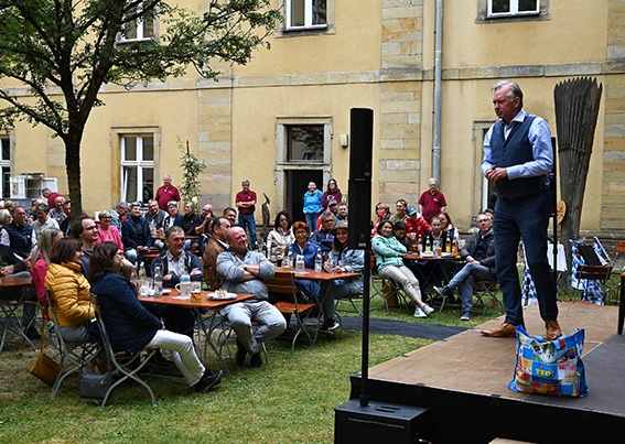 Kabarettist Christian Springer beim Demokratiefestival Kloster Ensdorf