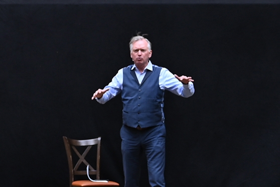 Kabarettist Christian Springer beim Demokratiefestival im Kloster Ensdorf 2022