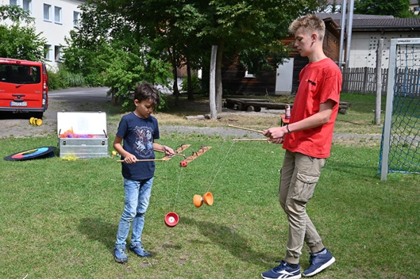 Kinderprogramm beim Demokratiefestival im Kloster Ensdorf mit dem Spielebus des KJR Amberg-Sulzbach