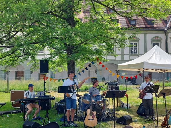 Kloster Benediktbeuern Tag des offenen Klosters 2023 Klosterband im Arkadenhof