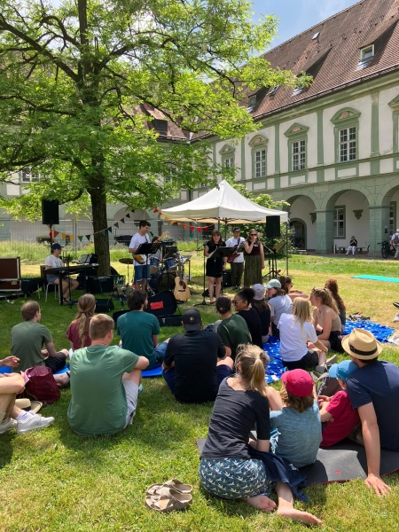 Kloster Benediktbeuern Tag des offenen Klosters 2023 Klosterband vor Publikum