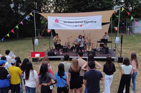 Auftritt der Band Holiday beim Sommerfestival von Don Bosco Regensburg